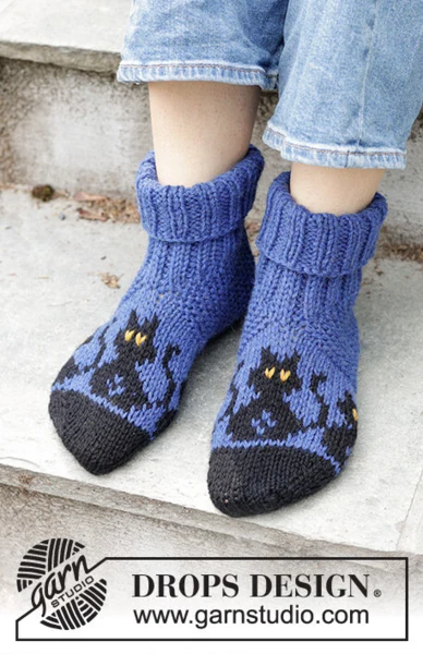 244-44 Bewitched Cat Socks by DROPS Design — 1